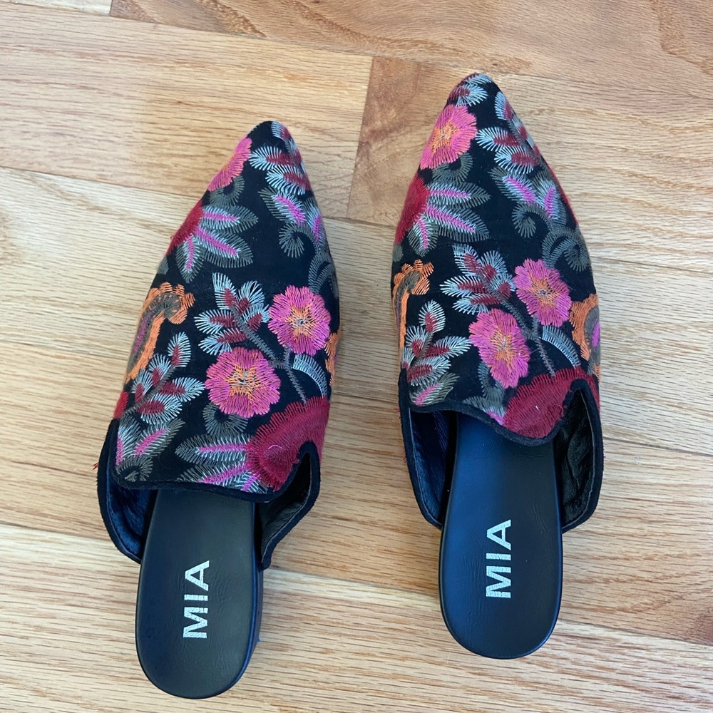 MIA 🥀cameo black paisley floral embroidered mules, size 6